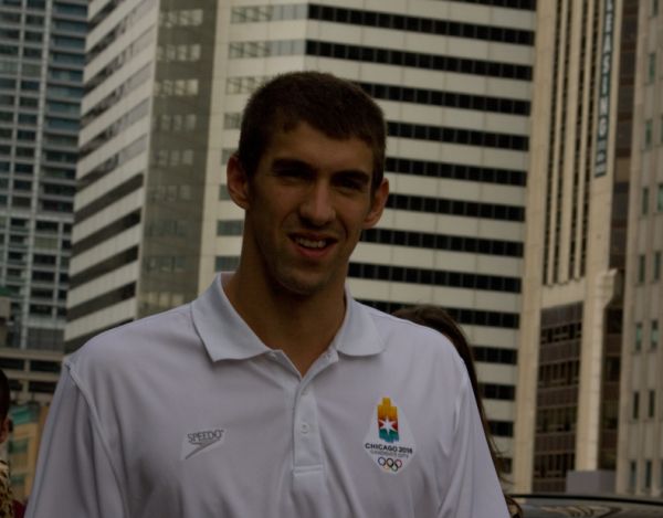 Michael Phelps sporting his Chicago 2016 shirt.