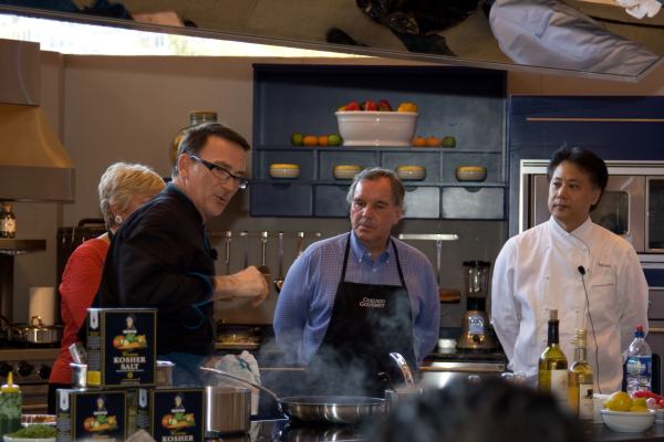 Mayor and Maggie Daley don chefs\' aprons alongside Takashi Yagihashi (right) and Rick Moonen (left)