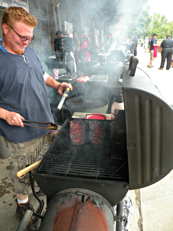 Big Red\'s BBQ tending to his ribs. (Chuck Sudo/Chicagoist)