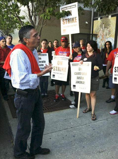 22nd Ward Ald. Ricardo Munoz visits striking teachers (\<a href=\"http://www.flickr.com/photos/chicagoteachersunion/7972016138/in/photostream\"\>Chicago Teachers Union Local 1\<\/a\>)\r\n