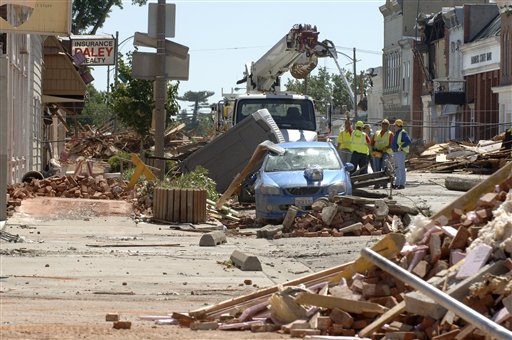 Workers continue cleanup in downtown Elmwood, IL
