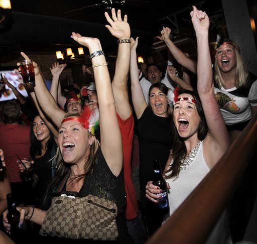 Blackhawks fans celebrate at The Crossroads Bar on Madison Ave.