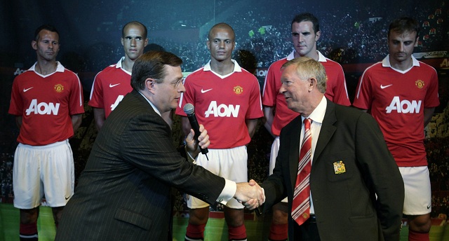 Gregory C. Case, left, president and CEO of Aon Corporation, left, shakes hands with Manchester United team manager Alex Ferguson.