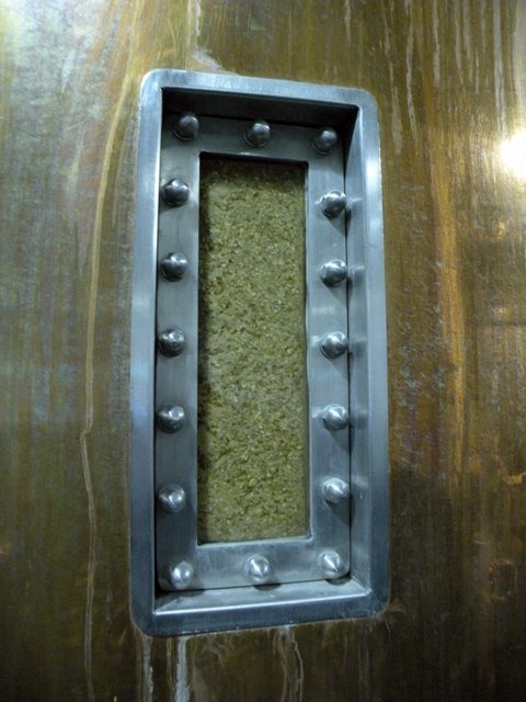 A lok at the mash from a view window in the tank. Look at those grains.