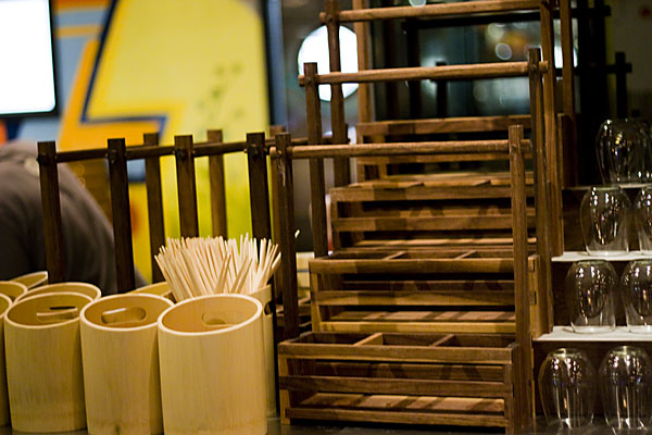 Servers use wooden drink carriers and sake-bottle buckets.