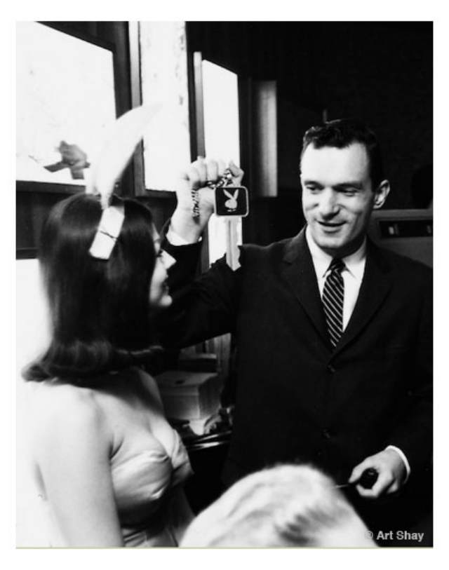 A pretty young Hugh Hefner interests a pretty, young Bunny in the master\'s key to an empire aborning in his very first Playboy Club in Chicago.