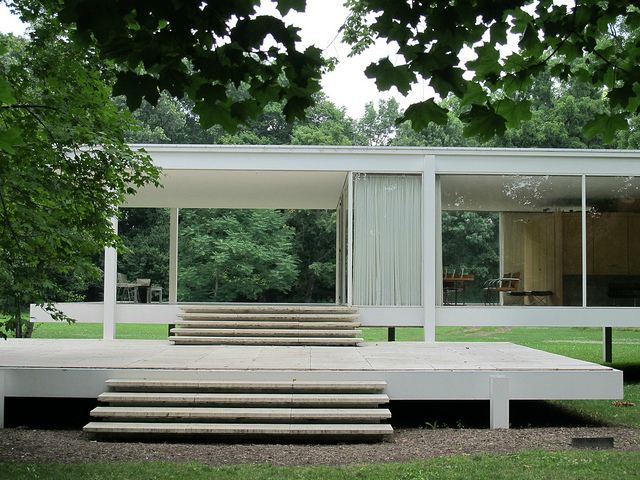 Farnsworth House in Plano, Ill. (Photo Credit: \<a href=\"http://www.flickr.com/photos/blipsman/5923271765/\"\>Benjy Lipsman\<\/a\> from the Chicagoist Photos Flickr Pool.)\r\n
