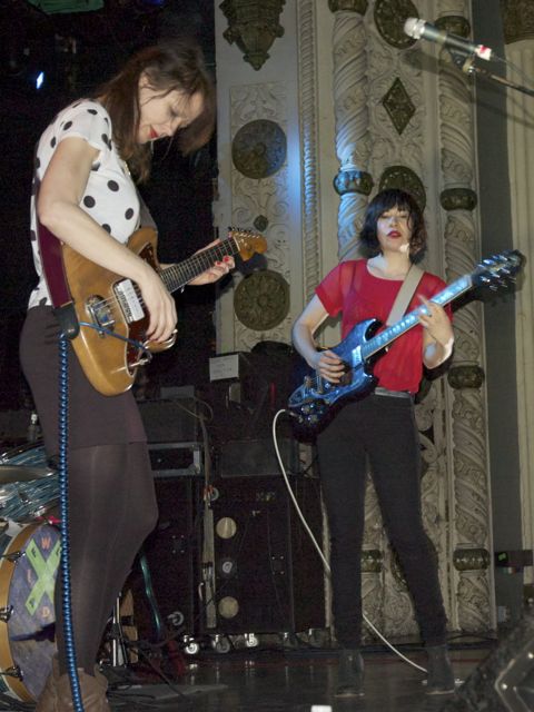 Mary Timony (left) and Carrie Brownstein (right)
