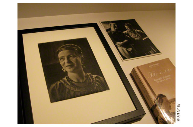 Our mutual acquaintance, Simone de Beauvoir, in Cheecago. In zee top peecture she ees weeth Algren. This display courtesy of Albert Loeb Galerie, Paris.\r\n