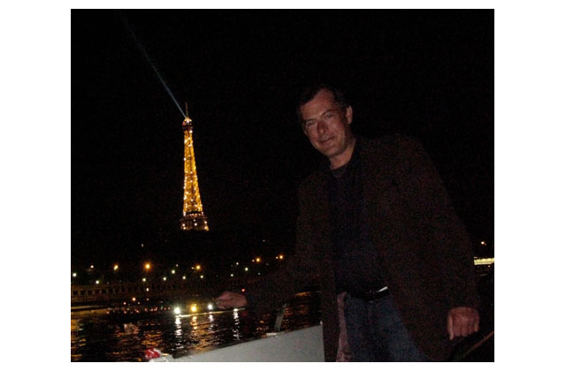 From the upper deck he orchestrated my picture of him with the Eiffel Tower. \r\n